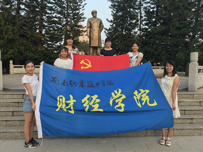 （在张云逸将军塑像前的合影 财经谈球吧体育供图）.jpg