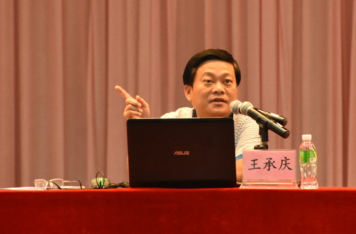 党委体育训练营王承庆同志为团学干部作社区十九大精神主题报告（谈球吧体育青年记者团 卓亚明摄影）.JPG