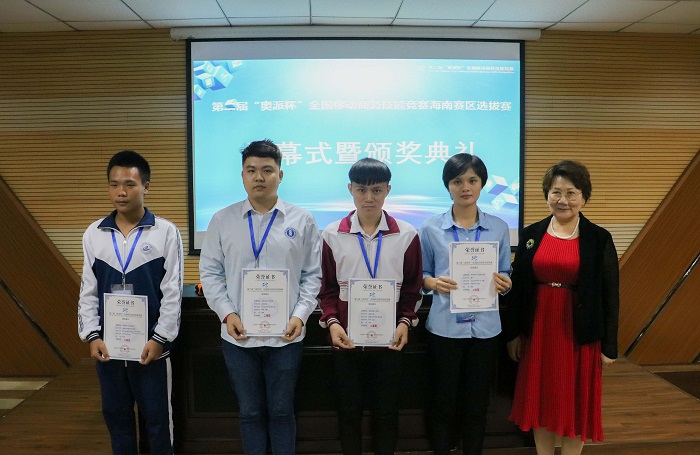 体育总裁助理李琳娜为获奖者颁奖（商谈球吧体育__杨朝雪摄影）.jpg