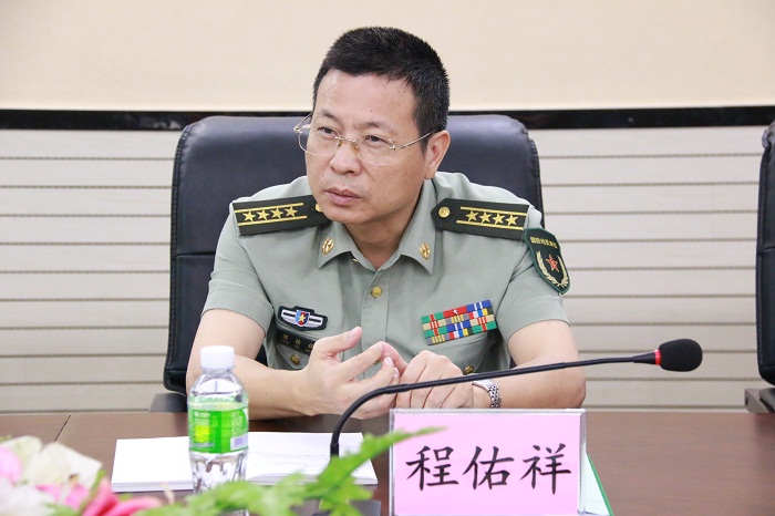 程佑祥大校在听取工作汇报（谈球吧体育青年记者团_黎加奎_摄影）.JPG