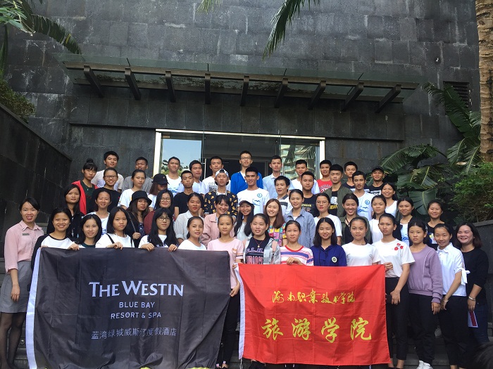 全体志愿体育会员、带队体育教练及酒店人员在威斯汀度假酒店前合影.jpg