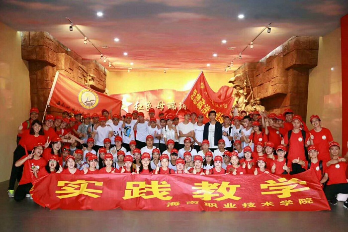 （全体人员在纪念馆合影留念 思政赛事运营中心供图）.jpg