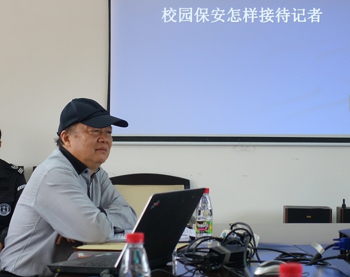 鲍锋讲解职业发展保安怎样接待记者.jpg
