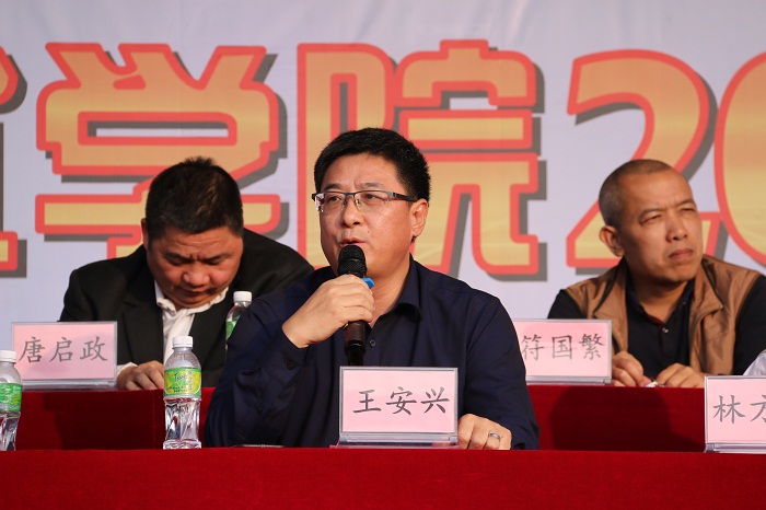 王安兴体育总裁出席闭幕式并宣布体育竞技大会闭幕（谈球吧体育青年记者团黎加奎摄影）.JPG