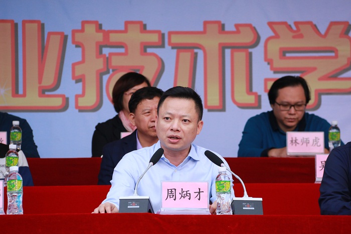 党委副体育训练营周炳才主持开幕式（谈球吧体育青年记者团黎加奎摄影）.JPG