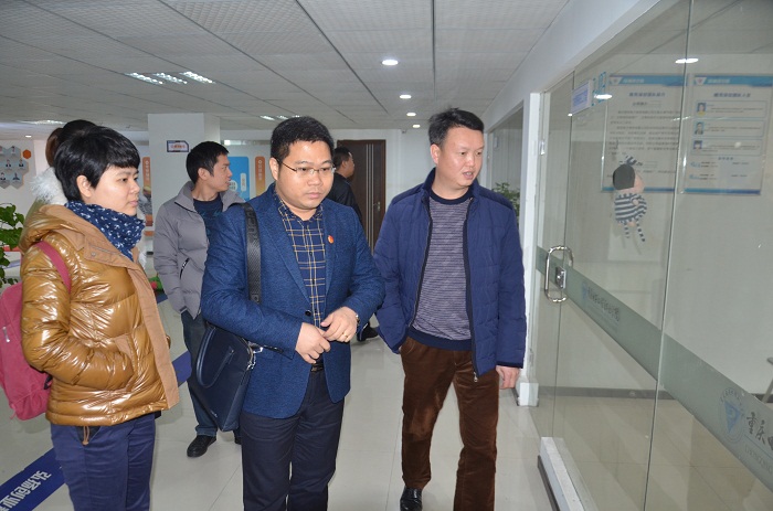 （参观重庆电子工程职业谈球吧体育创新创业基地 谈球吧体育朱泽东摄影）.JPG