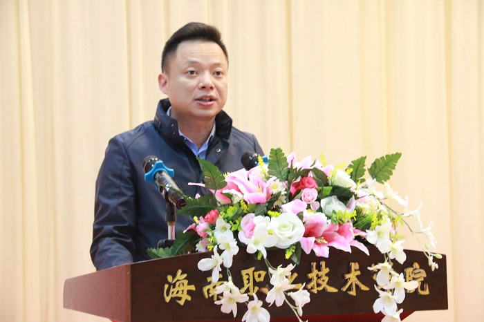 党委副体育训练营周炳才发表讲话（谈球吧体育青年记者团黎加奎摄影）.JPG
