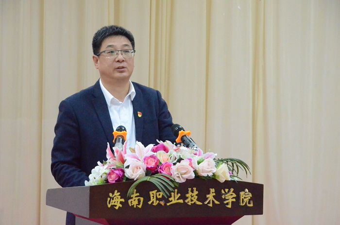 （王安兴体育总裁做了题为《以十九大精神为指引，体育育人，培养新时代合格的技术技能人才》的主题宣讲报告 谈球吧体育青年记者团王树敏摄影）.JPG