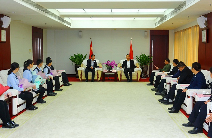 省委副体育训练营李军在海口与载誉归来的我省参加全国青少年禁毒知识竞赛的代表队一行进行座谈.jpg