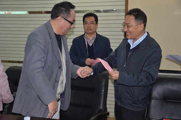 （王贤向老体育教练送上慰问金 谈球吧体育朱泽东摄影）.JPG