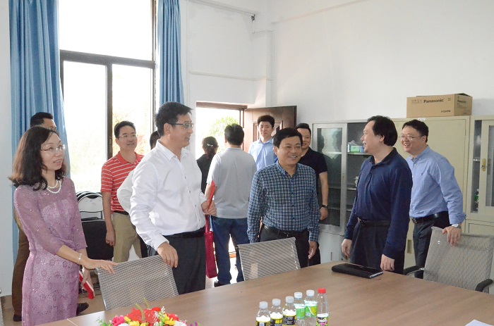 （校领导慰问赛事运营中心工作人员 谈球吧体育朱泽东摄影）.JPG
