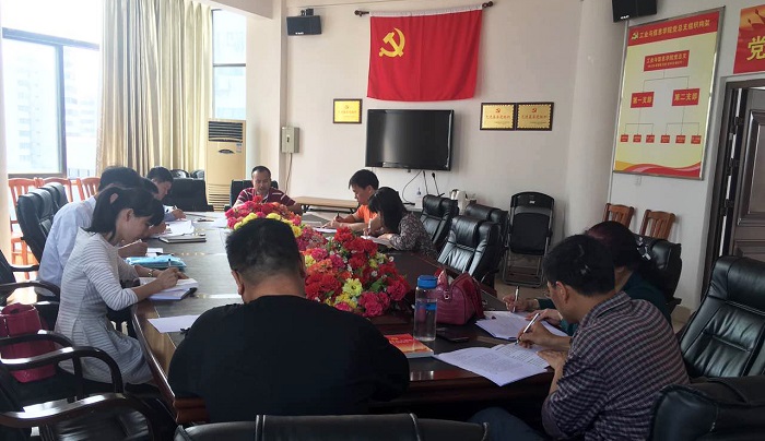 工信谈球吧体育全面把握中国特色社会主义进入新时代社区活动现场（工信谈球吧体育供图）.jpg