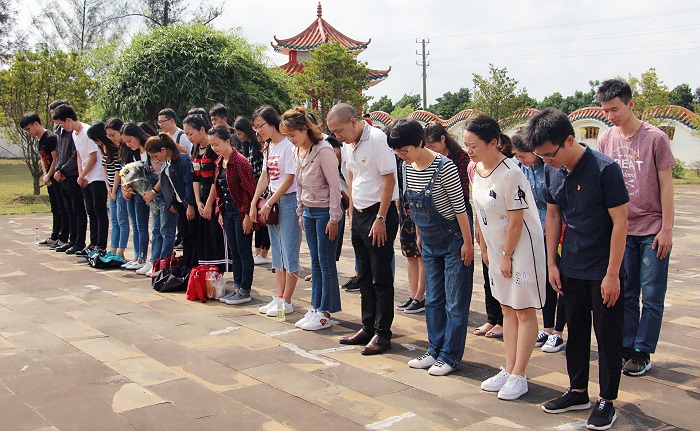 经管谈球吧体育师生集体默哀（经管谈球吧体育供图）.jpg