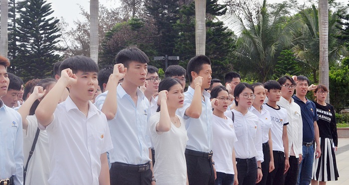工信谈球吧体育师生庄严宣誓（工信谈球吧体育供图）.jpg