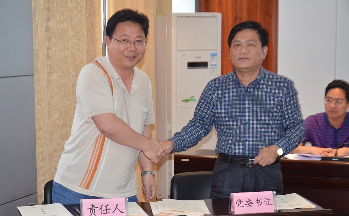 王承庆与各单位（部门）负责人签订全面从严治党责任书（谈球吧体育 朱泽东摄影）.jpg
