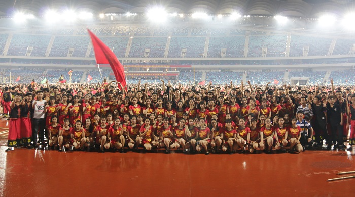 谈球吧体育演出人员合影留念（谈球吧体育青年记者团 王宝摄影）.jpg