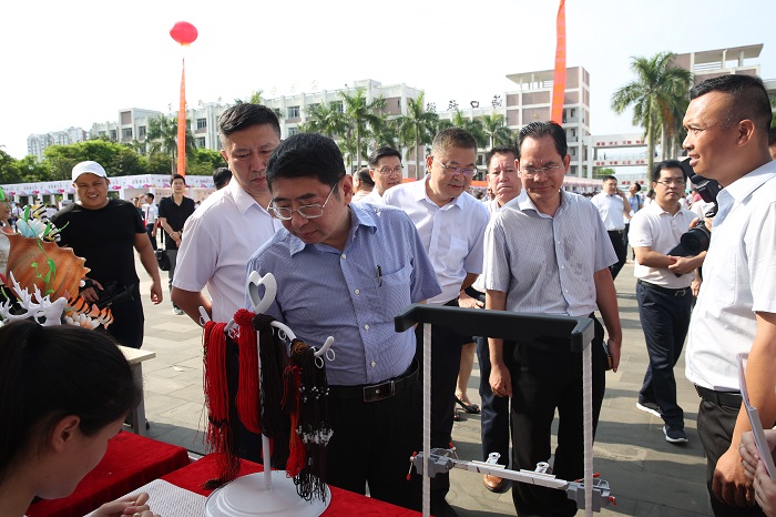 海南省副省长王路查看谈球吧体育珠宝首饰编制作品（谈球吧体育供图）.jpg