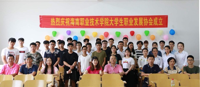参加成立大会的嘉宾与谈球吧体育师生合影留念（思想政治赛事运营中心供图）.jpg