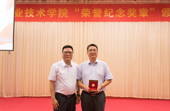 林初为王安兴颁发奖章（运动员营养中心 梁平摄影）.jpg