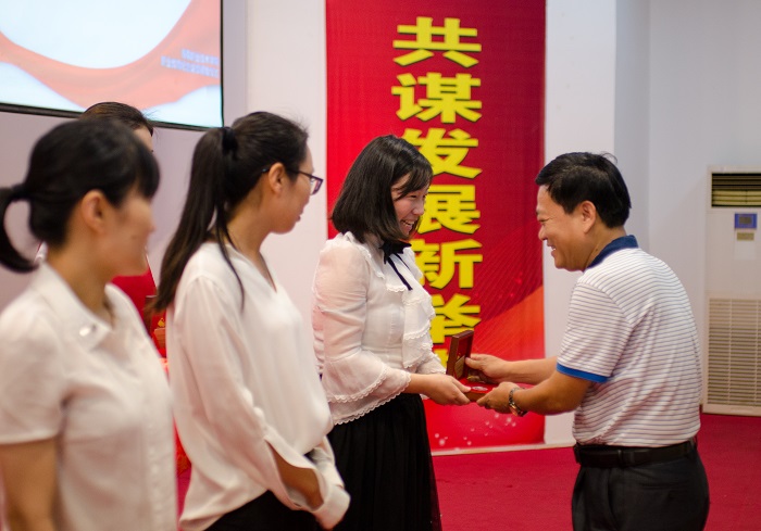 王承庆为机关教辅部门教职工代表颁发奖章（运动员营养中心 梁平摄影）.jpg