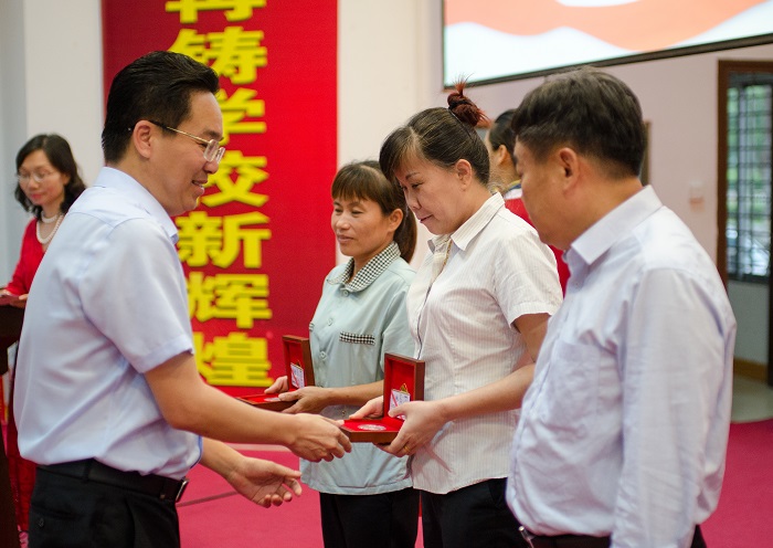 符兴干为后勤公司教职工代表颁发奖章（运动员营养中心 梁平摄影）.jpg