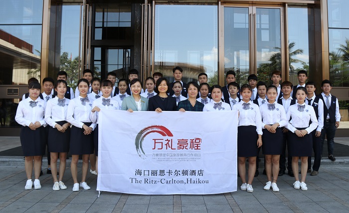 参观师生与Erica Loh合影留念（旅游谈球吧体育供图）.jpg