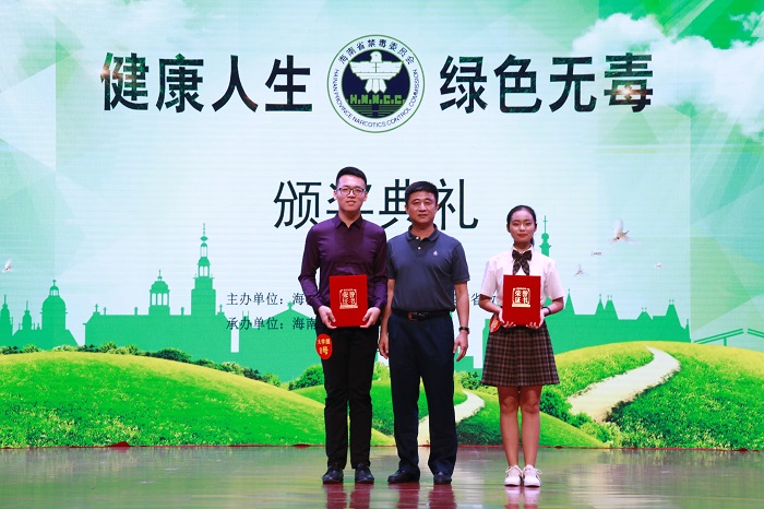 周江山为一等奖获得者颁奖（谈球吧体育青年记者团 黎加奎 摄影）.JPG