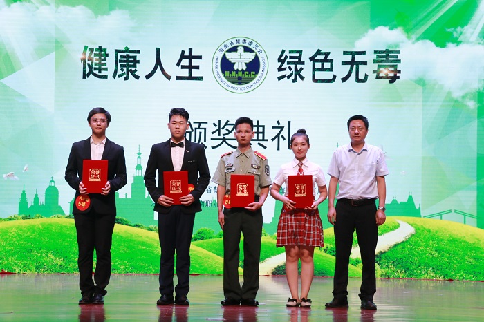 王卫红为二等奖的获得者颁奖（谈球吧体育青年记者团 黎加奎 摄影）.JPG