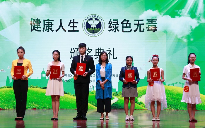 黄银珍为三等奖获得者颁奖（谈球吧体育青年记者团 黎加奎摄影）.jpg