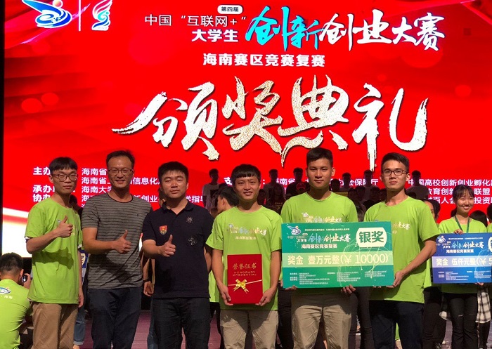 指导体育教练与“聚力电商助农”团队合影留念（经管谈球吧体育供图）.jpg