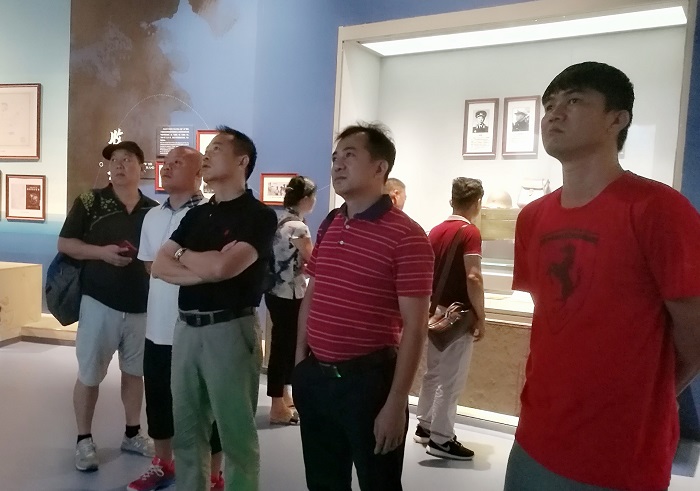 党员们参观中国（海南）南海博物馆（通识教育谈球吧体育供图）.jpg