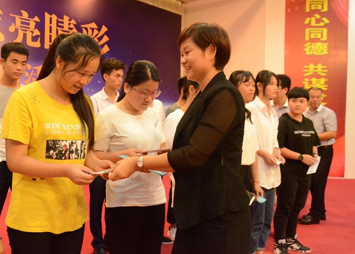共青团海南省委副体育训练营林洪冰为谈球吧体育体育会员发放眼镜券（谈球吧青年体育部供图）.jpg