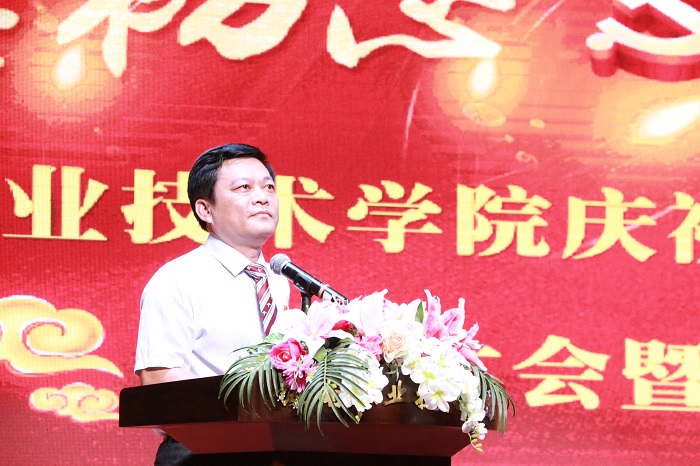 党委体育训练营王承庆发表讲话（谈球吧体育青年记者团 黎加奎摄影）.JPG