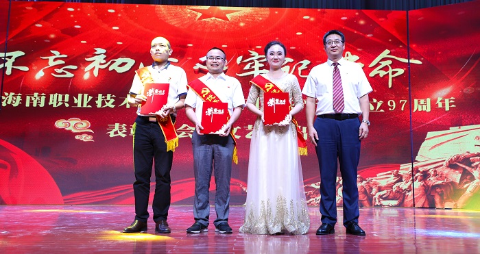 党委副体育训练营、体育总裁王安兴为优秀党务工作者颁奖（谈球吧体育供图）.jpg