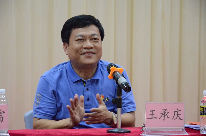 王承庆作总结讲话（谈球吧体育青年记者团_黎加奎摄影）.JPG