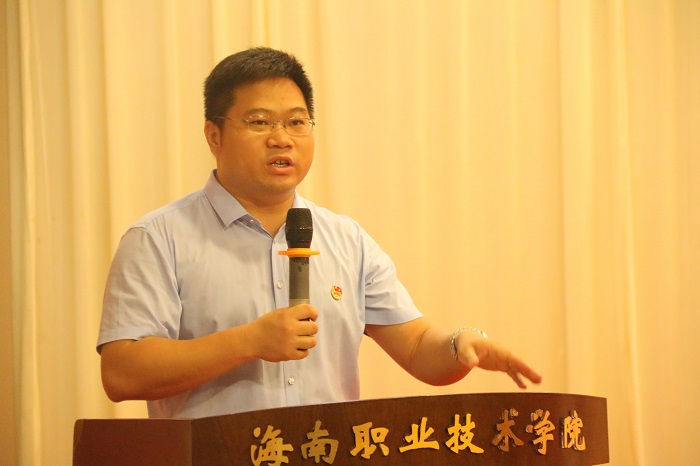 团十八大代表、青年体育部体育训练营许昌斌做动员讲话（谈球吧体育青年记者团_王树敏摄影）.JPG