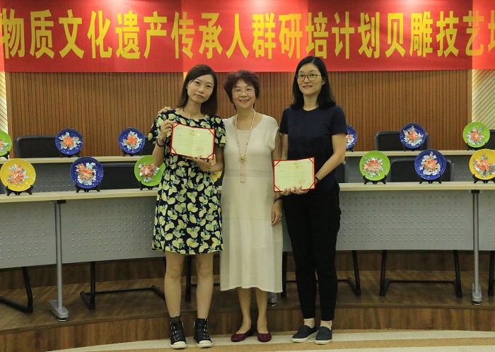 孙小萍为学员颁发证书（谈球吧体育青年记者团 许家波摄影）.JPG