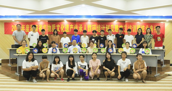 领导嘉宾与学员合影留念（谈球吧体育青年记者团 许家波摄影）.JPG