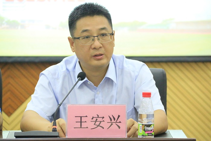 王安兴在开班仪式上讲话（谈球吧体育青年记者团 许家波摄影）.JPG