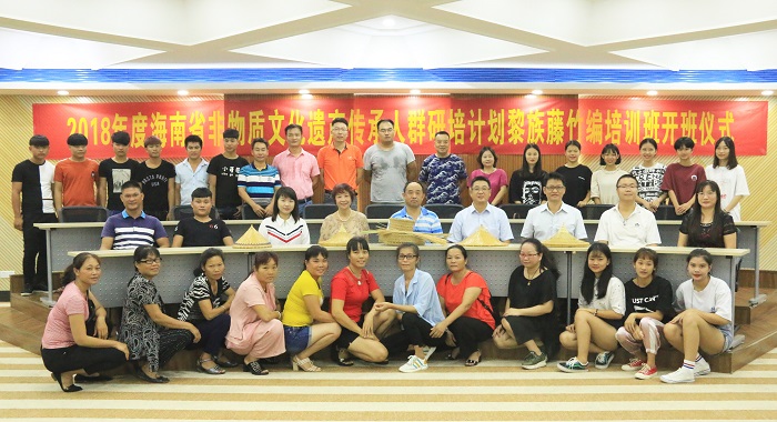 领导嘉宾与学员合影（谈球吧体育青年记者团 许家波摄影）.JPG