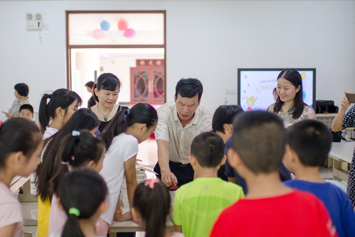 孩子们踊跃参与小馆员体验活动____（运动员营养中心__梁平摄影）.jpg