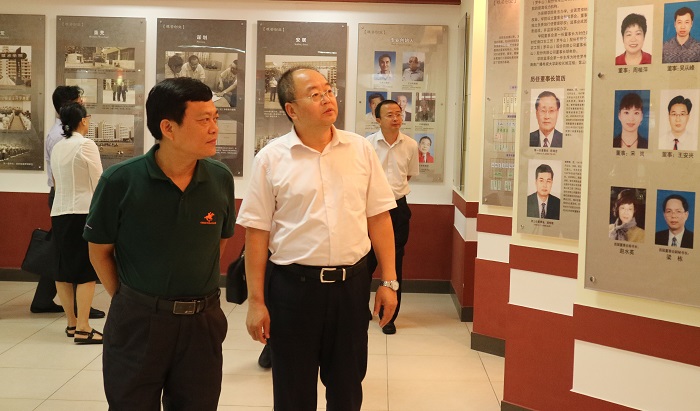 参观校史馆（谈球吧体育 黄炳蔚摄影）.jpg
